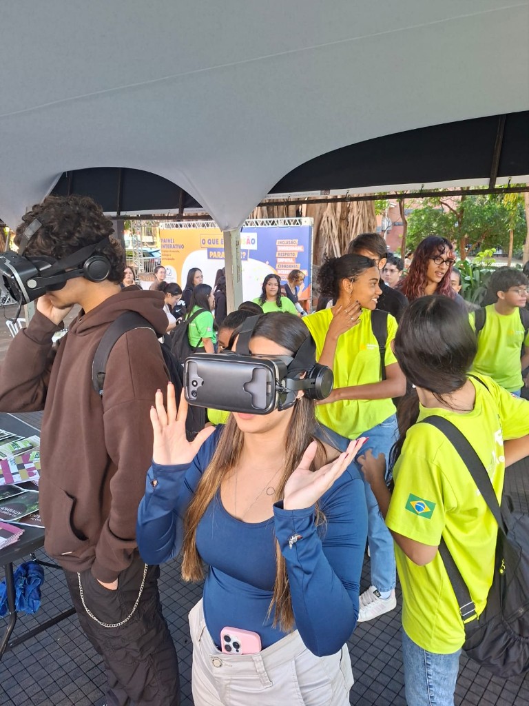 Jovens experimentando óculos de realidade virtual