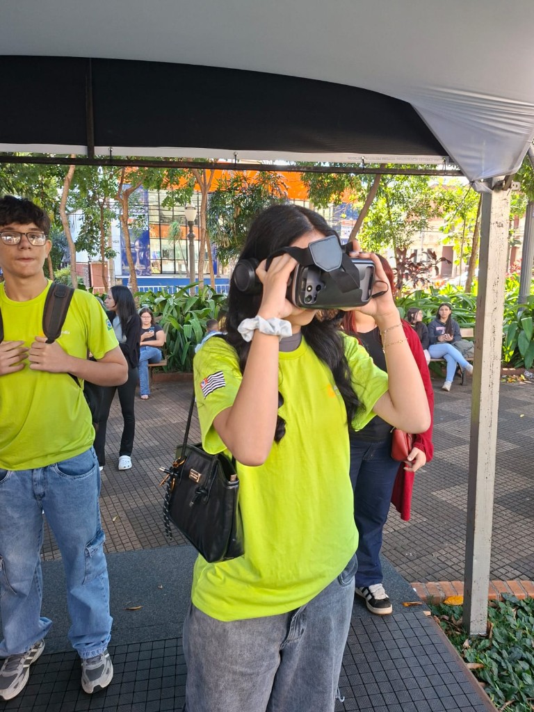 Aprendiz utilizando óculos de realidade virtual