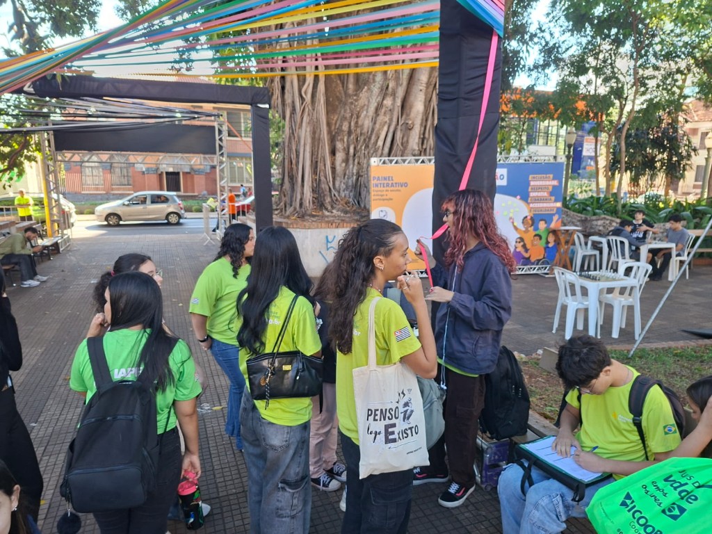 Aprendizes interagindo no painel sobre inclusão e cidadania