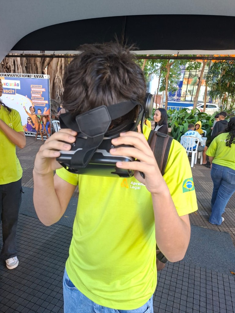 Aprendiz do programa Aprendiz Legal com óculos VR